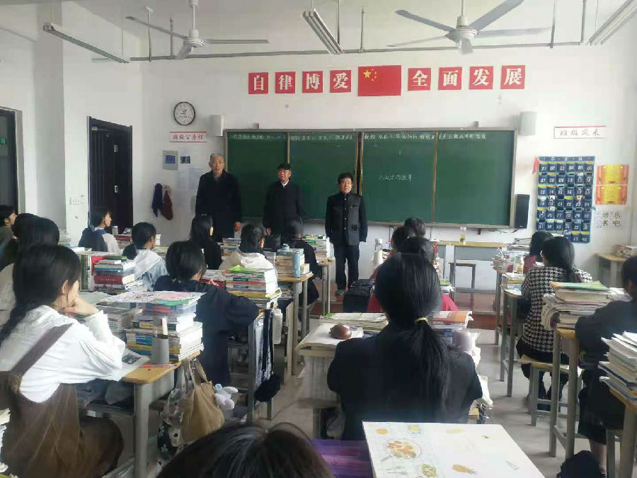 学党史 励初心校党总支邀请市场监管局老党员进行党史教育宣讲